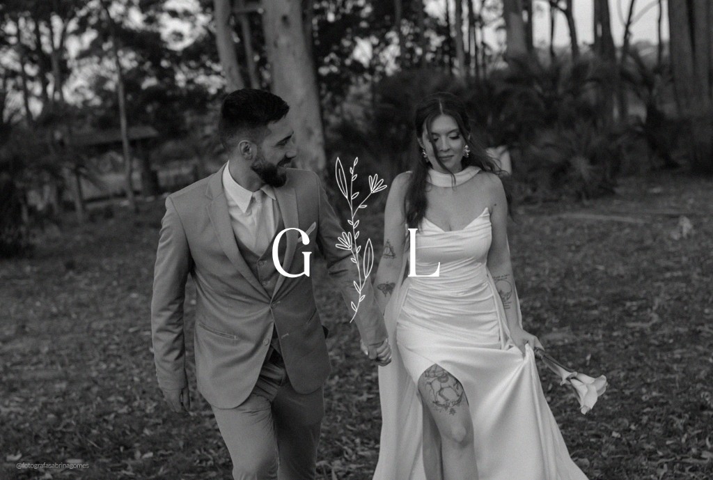 Casal em casamento ao ar livre com monograma G e L e detalhe botânico na identidade visual.